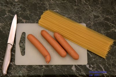 Три сосиски и спагетти